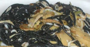 Taglierini al nero di seppia con carciofi e rossetti