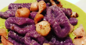 Gnocchi viola di patate vitellotte su vellutata di piselli e polpo scottato