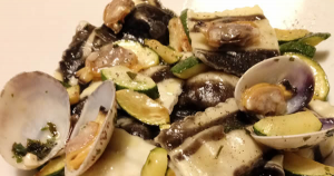 Ravioli di mare con vongole e zucchine