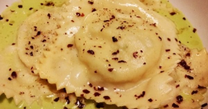 Ravioloni ripieni al Gorgonzola e mascarpone, mela e pistacchio in guazzetto di sedano e cioccolato