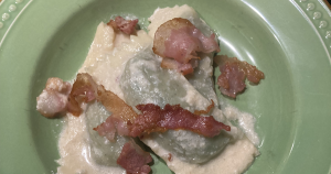 Ravioli di ortica con crema di parmigiano e bacon croccante