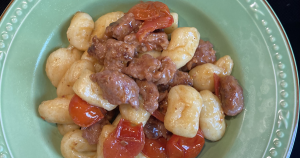 Gnocchi fatti a mano con salsiccia e pomodorini