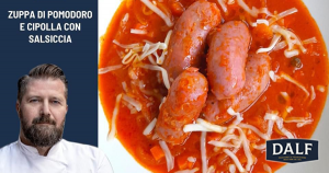 Zuppa di pomodoro e cipolla con salsiccia