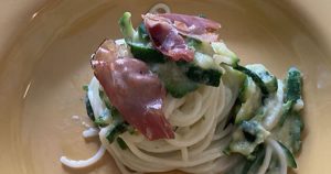 Pasta zucchine, yogurt e speck