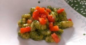 Gnocchi al pesto e grandine di pomodoro