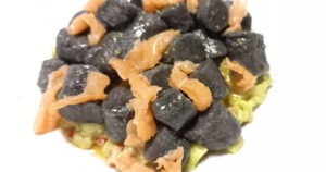 Tacchetti al nero di seppia in guacamole, salmone e lime