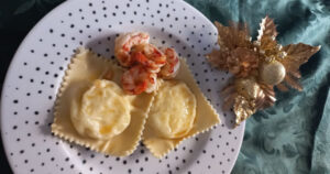 Ravioloni di ricotta e limone, con gamberoni marinati al Grand Marnier